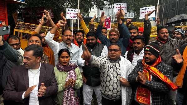 यूपी ब्यूरोक्रेसी में बगावत: सस्पेंशन के बाद धरने पर बैठे बरेली के सिटी मजिस्ट्रेट, बलिया एडीएम ने भी खोला मोर्चा